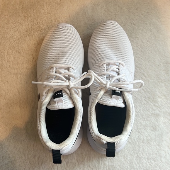 White Nike Roshe Run’s - Picture 4 of 4